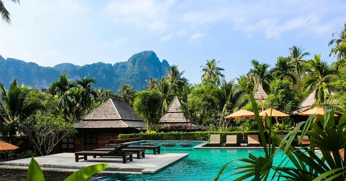 AI Chatbot for Beach Resorts: Seasonal Guide