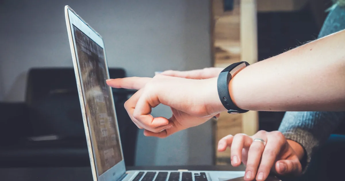 AI Chatbot vs Live Chat vs Contact Form (2026)